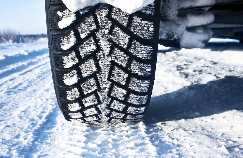 2 ou 4 pneus neige : combien de pneus hiver faut-il monter ?